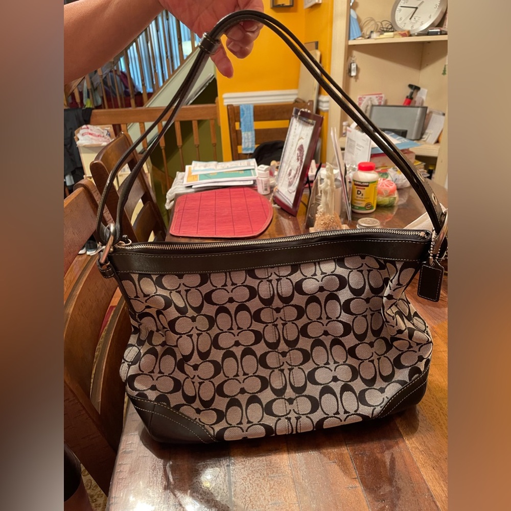 Coach handbag in perfect condition ready to be yours!!